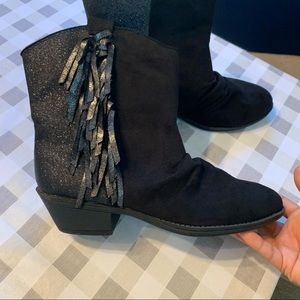 Justice Big Girls Gray Fringe Ankle Booties Kids Boots for Girls Justice Big Girls Gray Fringe Ankle Booties Kids Boots for Girls